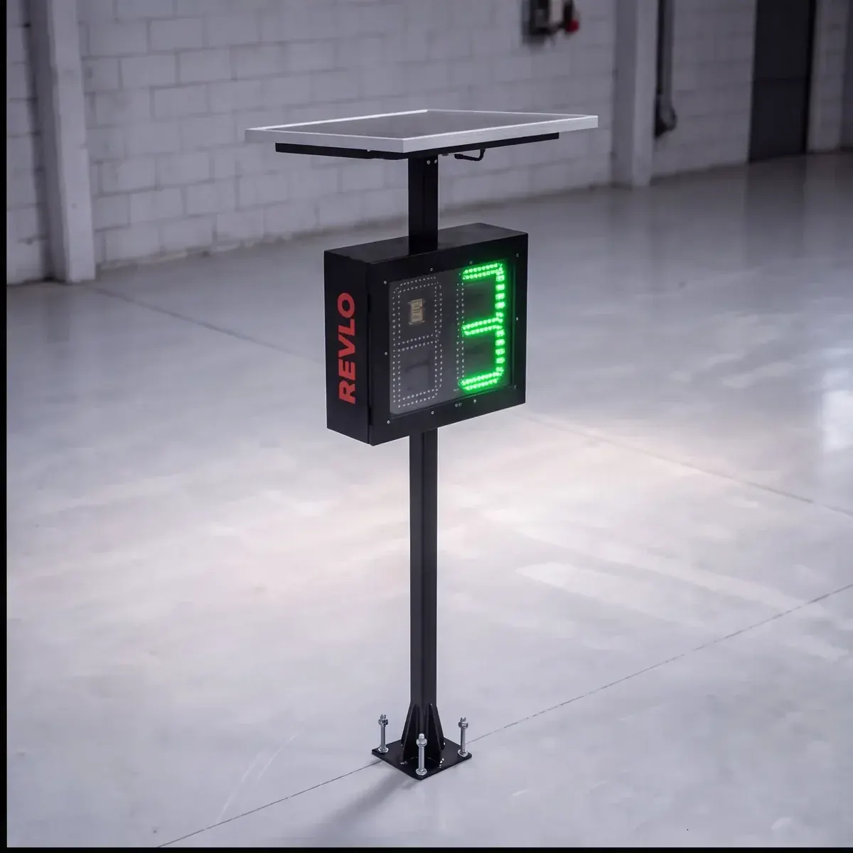 Lombada eletrônica Revlo em coluna com painel solar e display de LED verde