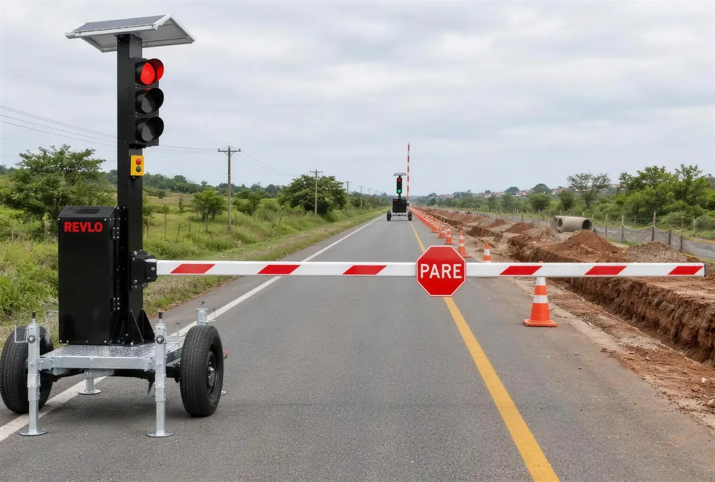 Semáforo móvel Revlo com cancela fechada e placa PARE em rodovia de pista simples com obra